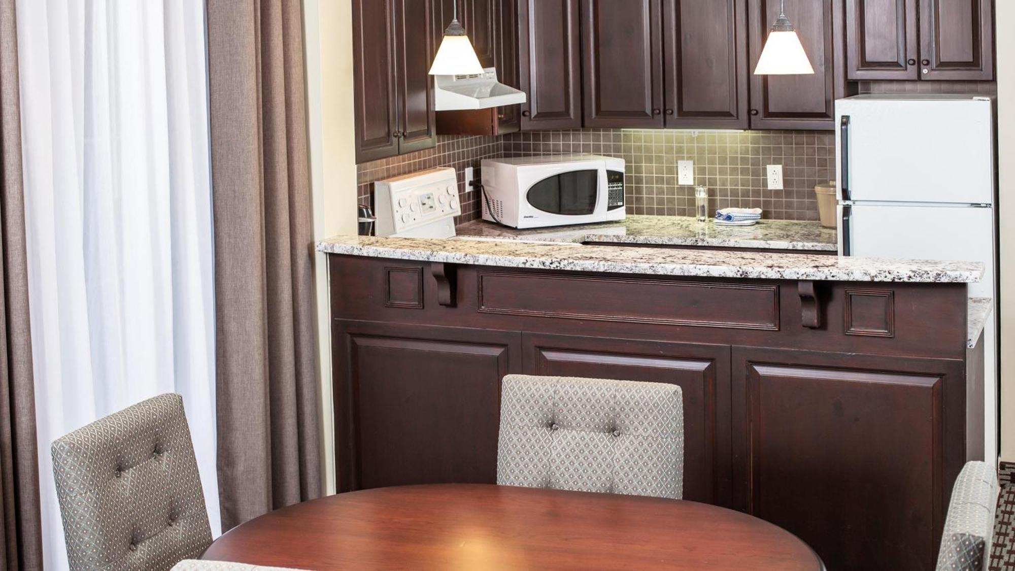One-Bedroom Queen Suite,1572659204:JPEG